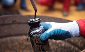 Pdvsa lanza oferta para comprar 300 mil barriles de nafta catalítica