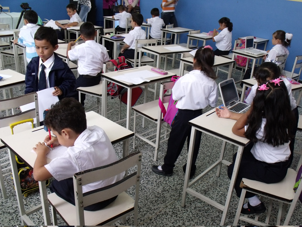 Pupitres vacíos en el regreso a clases