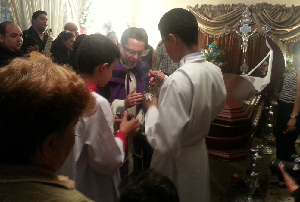Procesión con el féretro del Padre Vílchez llegó a la iglesia del Santísimo Cristo (Fotos)