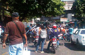 Fuerte congestionamiento en La Urbina y Petare por protesta de motorizados