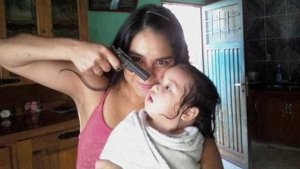 Madre apunta con una pistola a su niña y sube la foto a Facebook