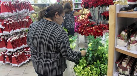 No garantizan llegada a tiempo de adornos de Navidad y pinos