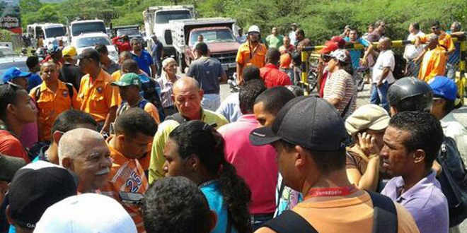 Trabajadores de Diques y Astilleros Nacionales cierran vía en Puerto Cabello