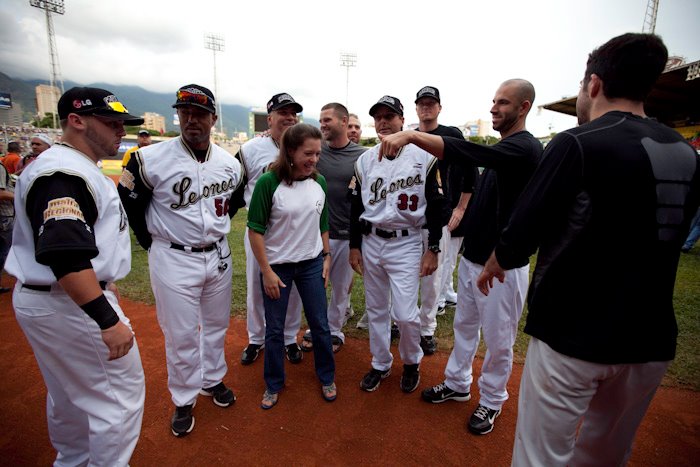 Increíble: También hay fotos de Estados Unidos “conspirando” con Caracas y Magallanes