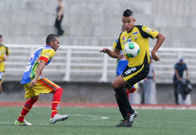 Contundente tarde goleadora para los Juveniles Aurinegros