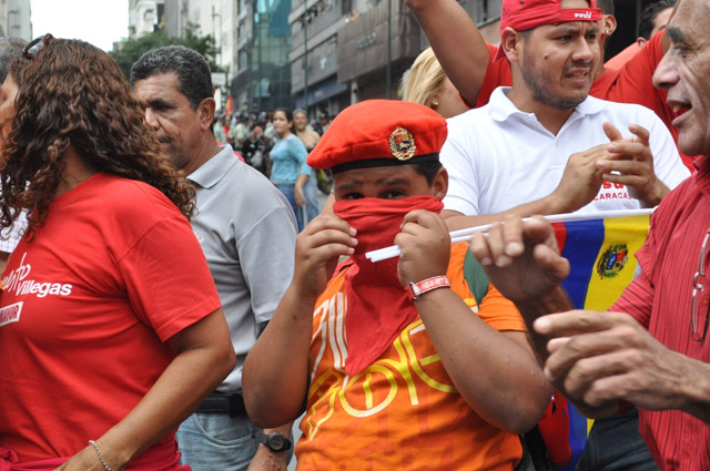 Guarimba roja motiva a los chamos a encapucharse (Fotos)