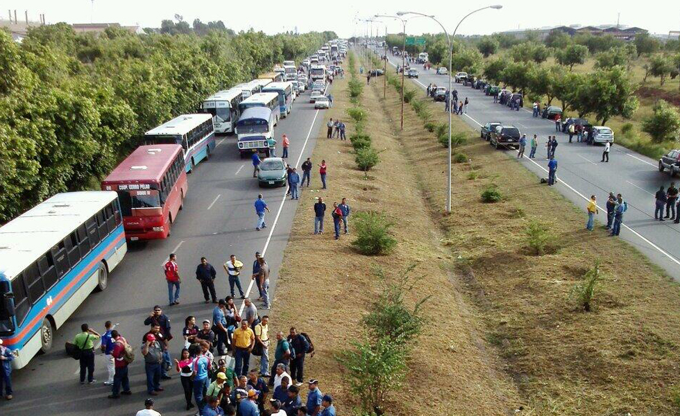 Trabajadores de empresas básicas trancan accesos de Puerto Ordaz (Fotos)