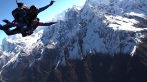 Tiene esclerosis y saltó en Everest (Video)