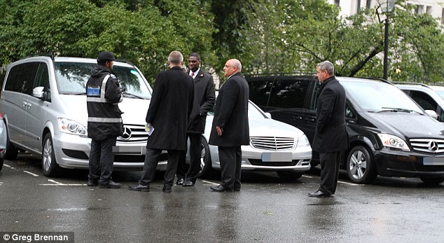 Multan a Hillary Clinton por estacionar mal el carro en Londres