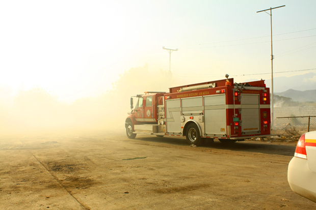 Atracan a bomberos cuando apagaban incendio en un basurero de Margarita