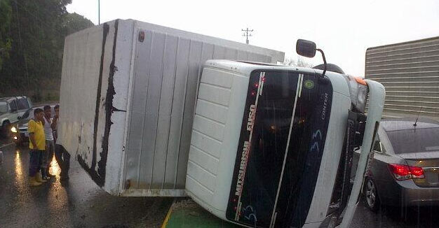 Retraso en la autopista Caracas-La Guaira por vehículo volcado