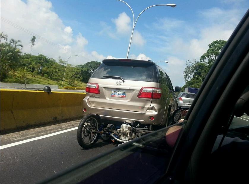 Motorizado chocó a una camioneta en la Cota Mil (Foto)