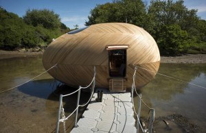 Artista inglés vive en un huevo flotante de madera (Fotos)