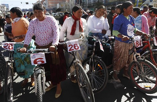 Colorida carrera ciclista de “cholitas” en Bolivia (Fotos)