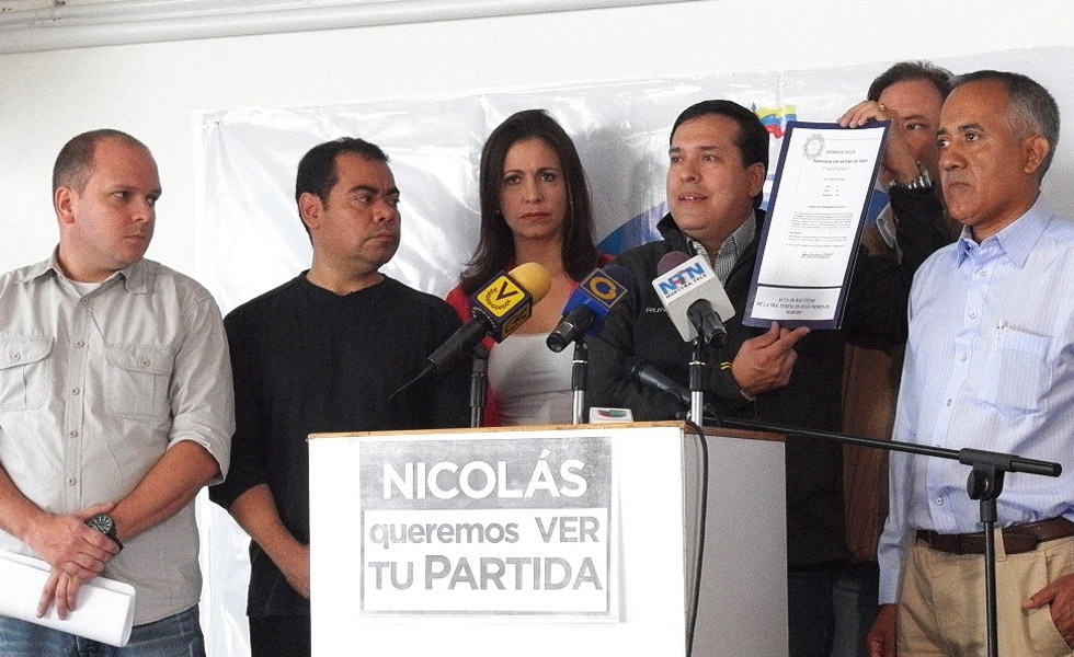 Exigen auditoría de partida de nacimiento de Maduro mostrada por Lucena; demostraría ilegal doble nacionalidad