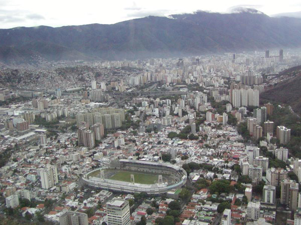 Fuerte congestionamiento en El Paraíso por rotura de tubería matriz