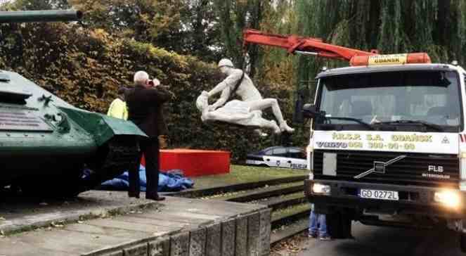 Escultura de un soldado soviético violando a una mujer provoca la indignación de Moscú