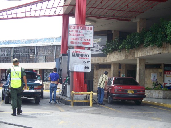 A 20 bolívares el litro de gasolina en la frontera