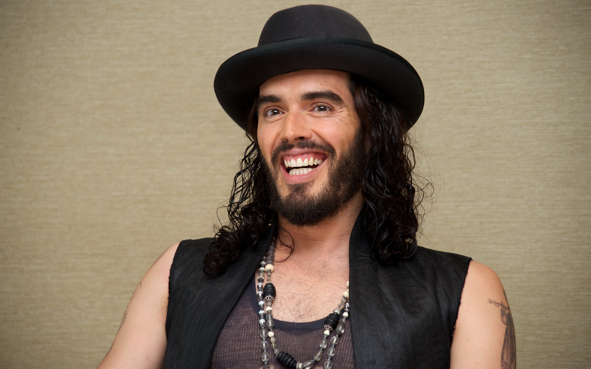 Russell Brand confesó haber tenido un encuentro sexual con un hombre