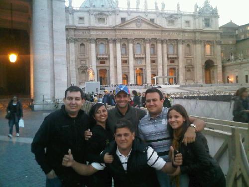 Capriles se encuentra con venezolanos en la plaza de San Pedro (Foto)