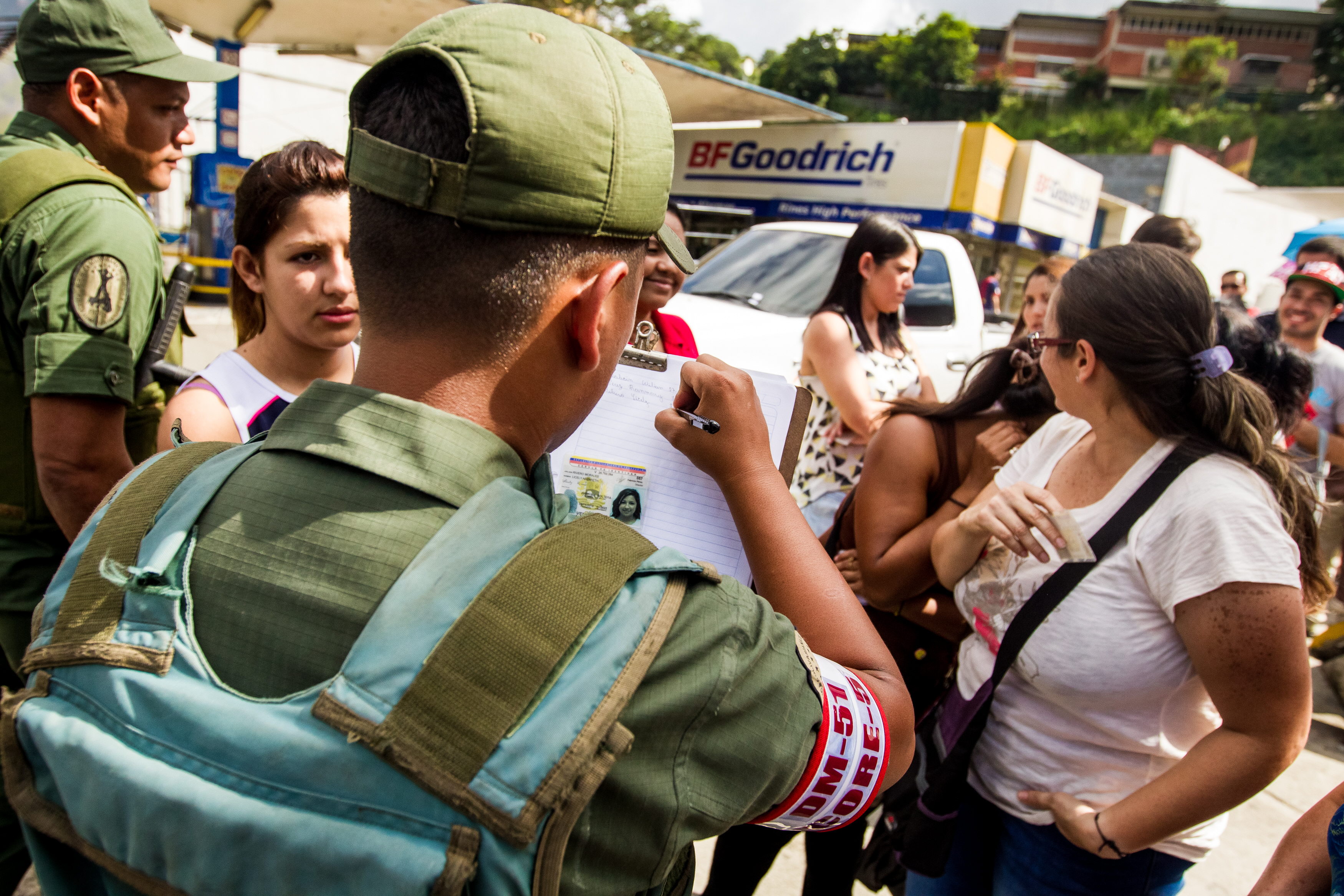 Colas y “guerra” contra la especulación a un mes para el 8D