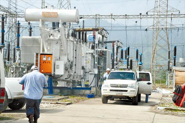 Trabajadores de Corpoelec pagan insumos y gasolina para su trabajo