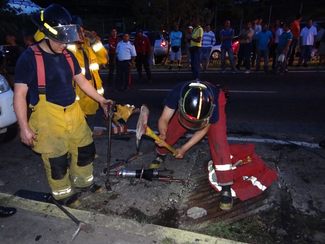 Casi muere asfixiado en alcantarilla al intentar escapar de policía  (Fotos y video)