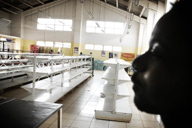 Mercado en el sureste de Harare, la capital de Zimbabue, el 18 de noviembre de 2007. Desde entonces la escasez de productos básicos ha sido una constante en ese país africano. Foto Ezequiel Scanetti en lightstalkers.org