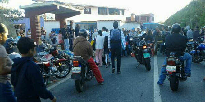 Cerrada vía Lagunetica en Los Teques por protesta