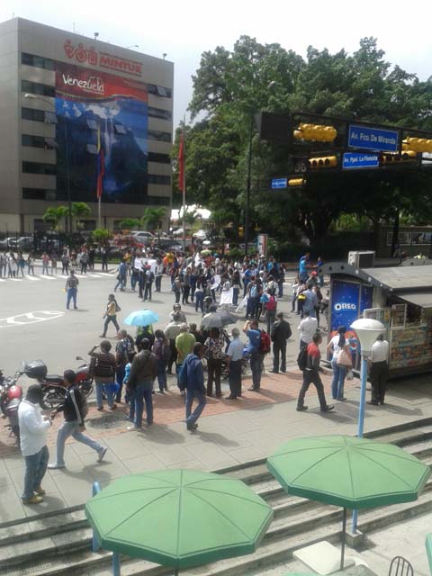 Estudiantes cierran la Av. Francisco de Miranda a la altura de Mintur (Fotos)