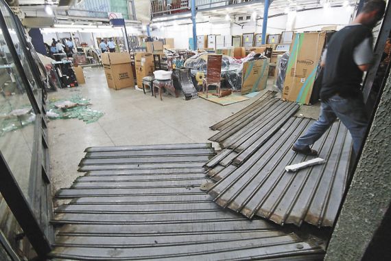 Saquean dos tiendas de electrodomésticos en el centro de San Félix