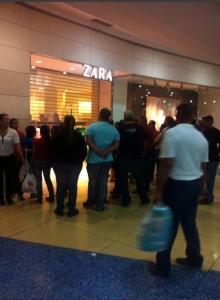 Así esperaban las personas para entrar a Zara después de la fiscalización (Fotos)