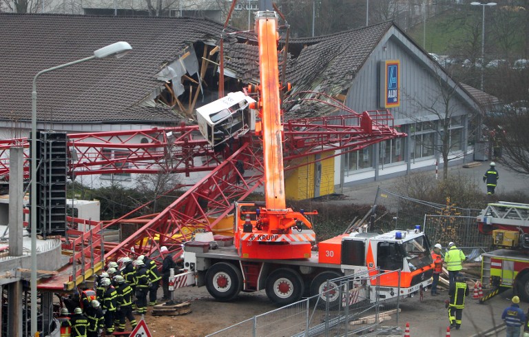 Un muerto y cinco heridos por caída de grúa sobre un supermercado en Alemania (Fotos)