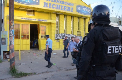 Al menos un muerto y 60 heridos por oleada de saqueos en ciudad argentina