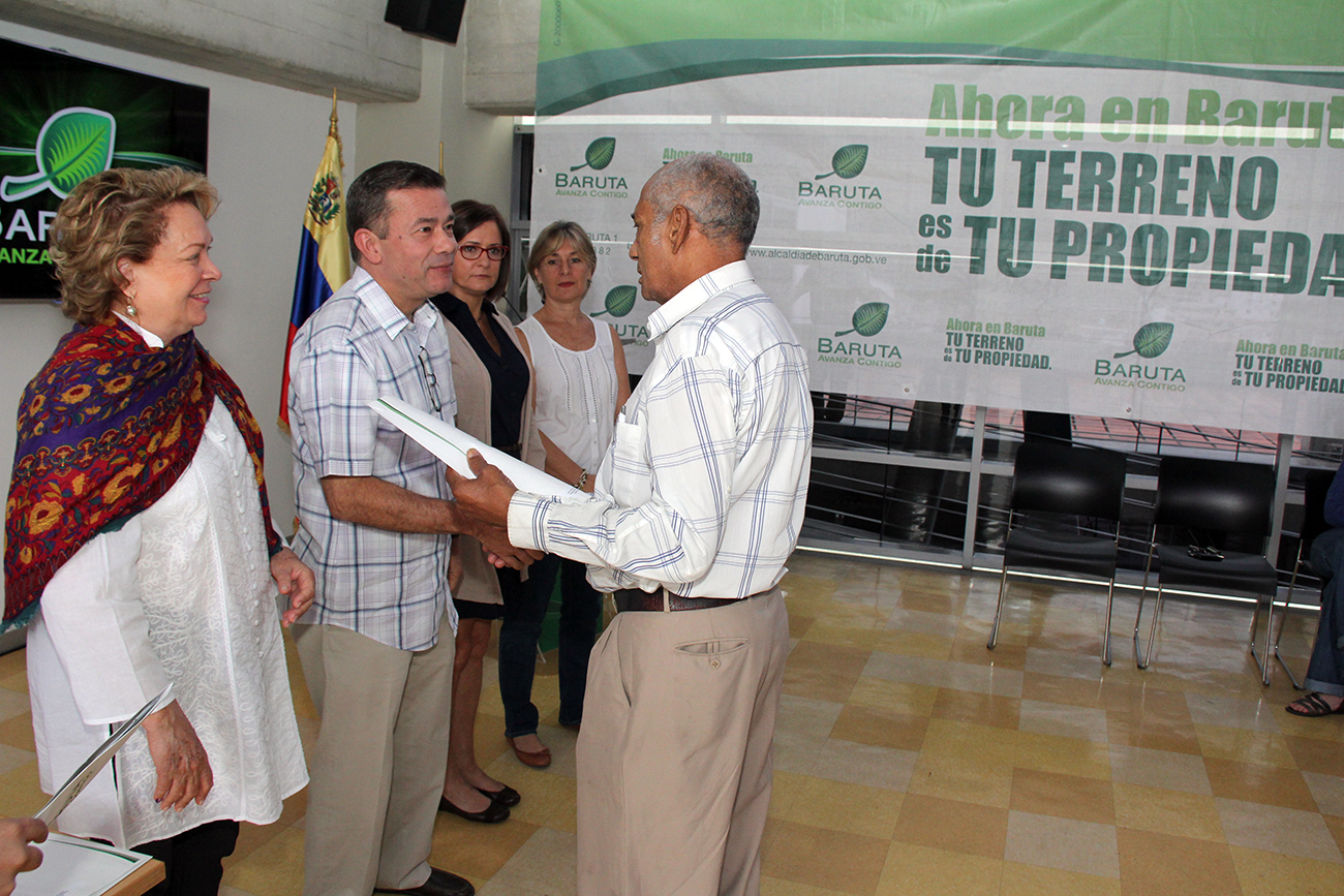 Blyde entrega 27 nuevos títulos de tierra