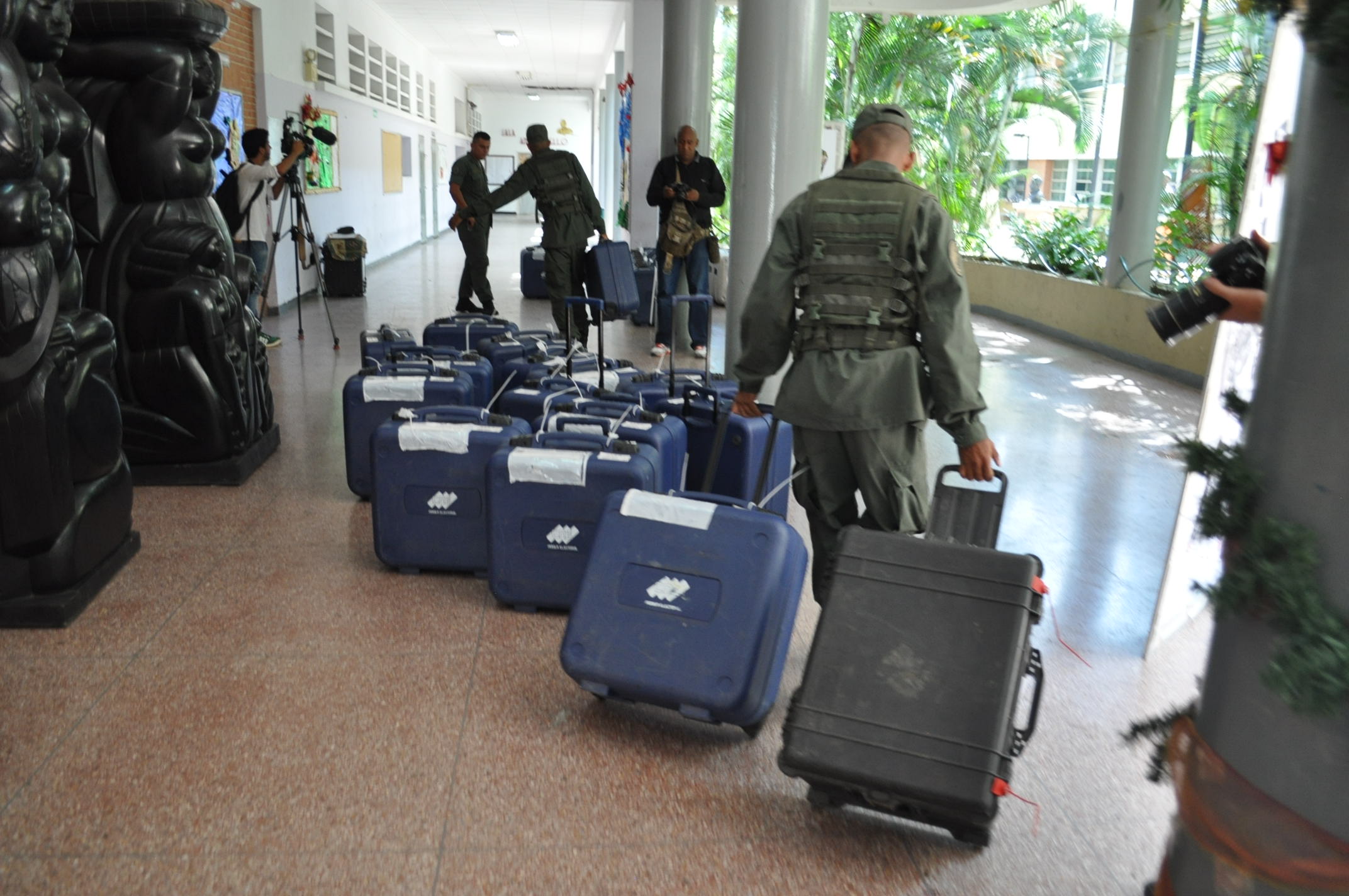 Así llega el material electoral a los centros de votación (Fotos)