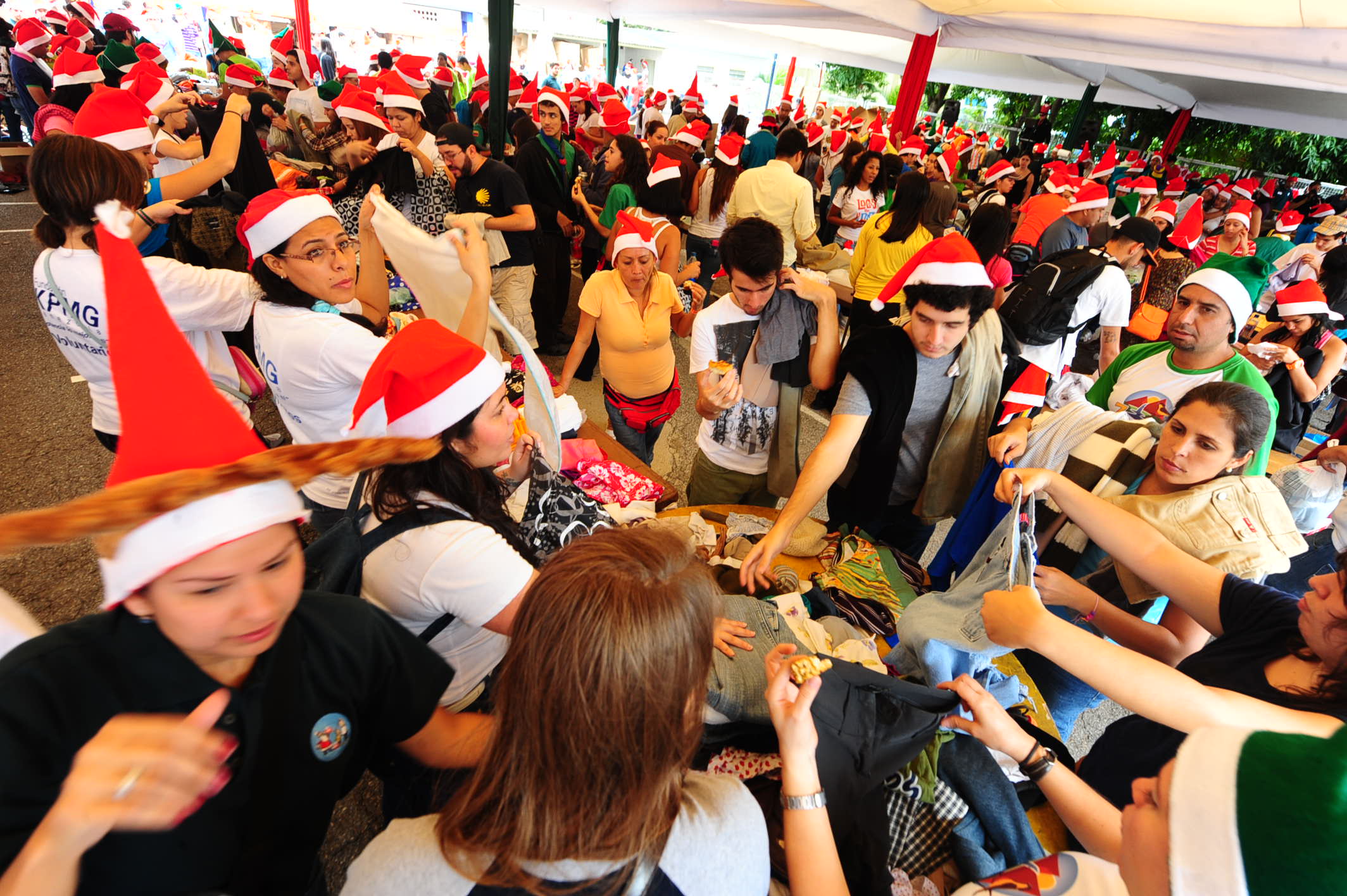 Poblaciones necesitadas recibieron la visita de Santa (Fotos)