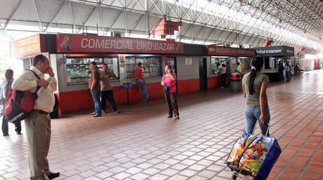 Detienen a tres trabajadores del Terminal de Oriente por vender boletos con sobreprecio