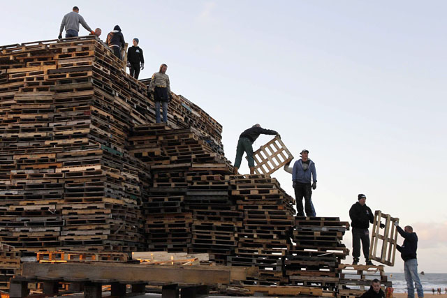 Así preparan la mega fogata en Holanda para recibir el Año Nuevo (Fotos)