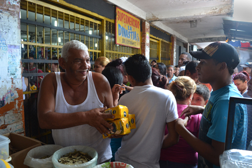 Casi una hora para comprar tres kilos de harina de maíz