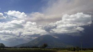 Entra en erupción el volcán Chaparrastique en el este de El Salvador