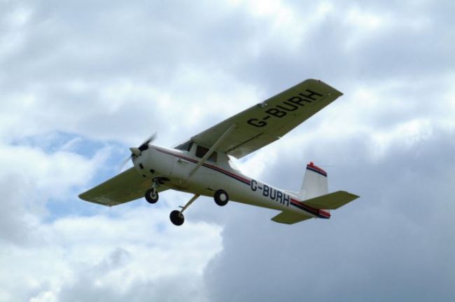 Adolescente toma el control de un aeroplano luego de que el piloto se desmayara