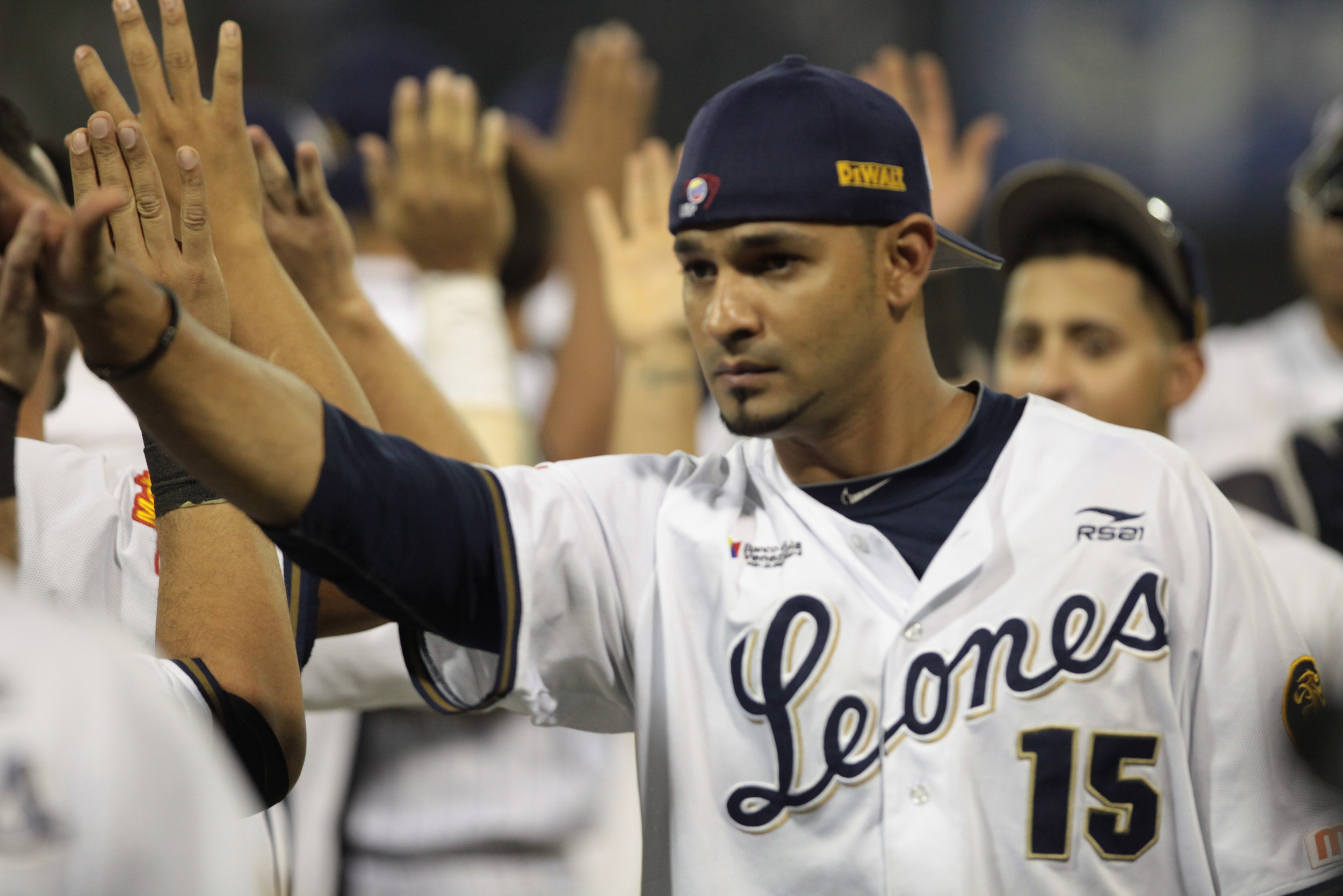 Leones ve luz tras apalear a Tiburones (Fotos)