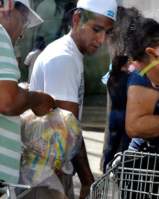 Un día de cola para comprar pollo en Rattan