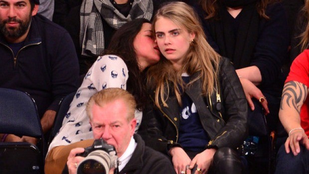 Michelle Rodríguez y Cara Delevingne se cayeron a besos en un juego de la NBA (Fotos)