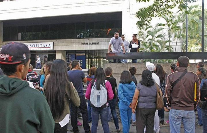 Así está la cola en el Consulado de Irlanda en Caracas (Fotos)