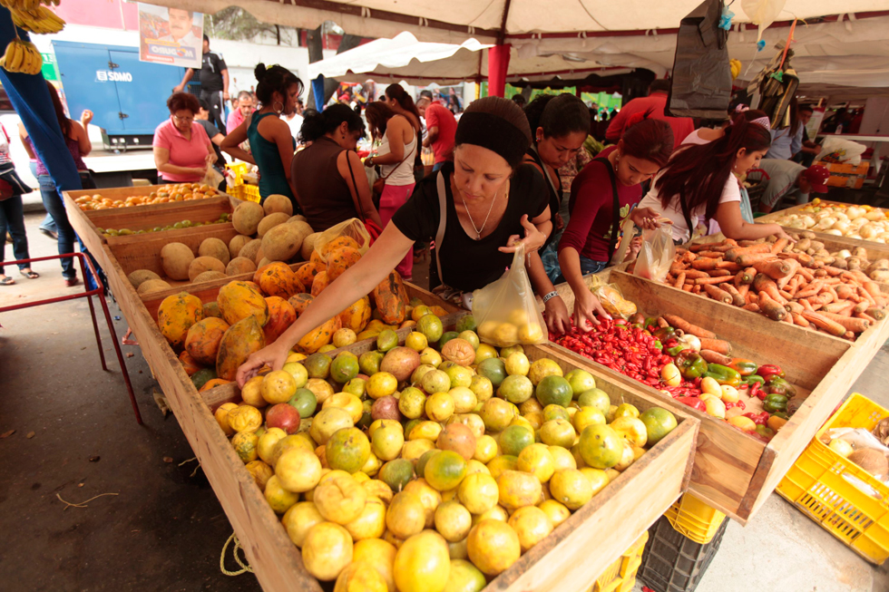 Venezolanos mejoran su alimentación ante escasez de medicamentos