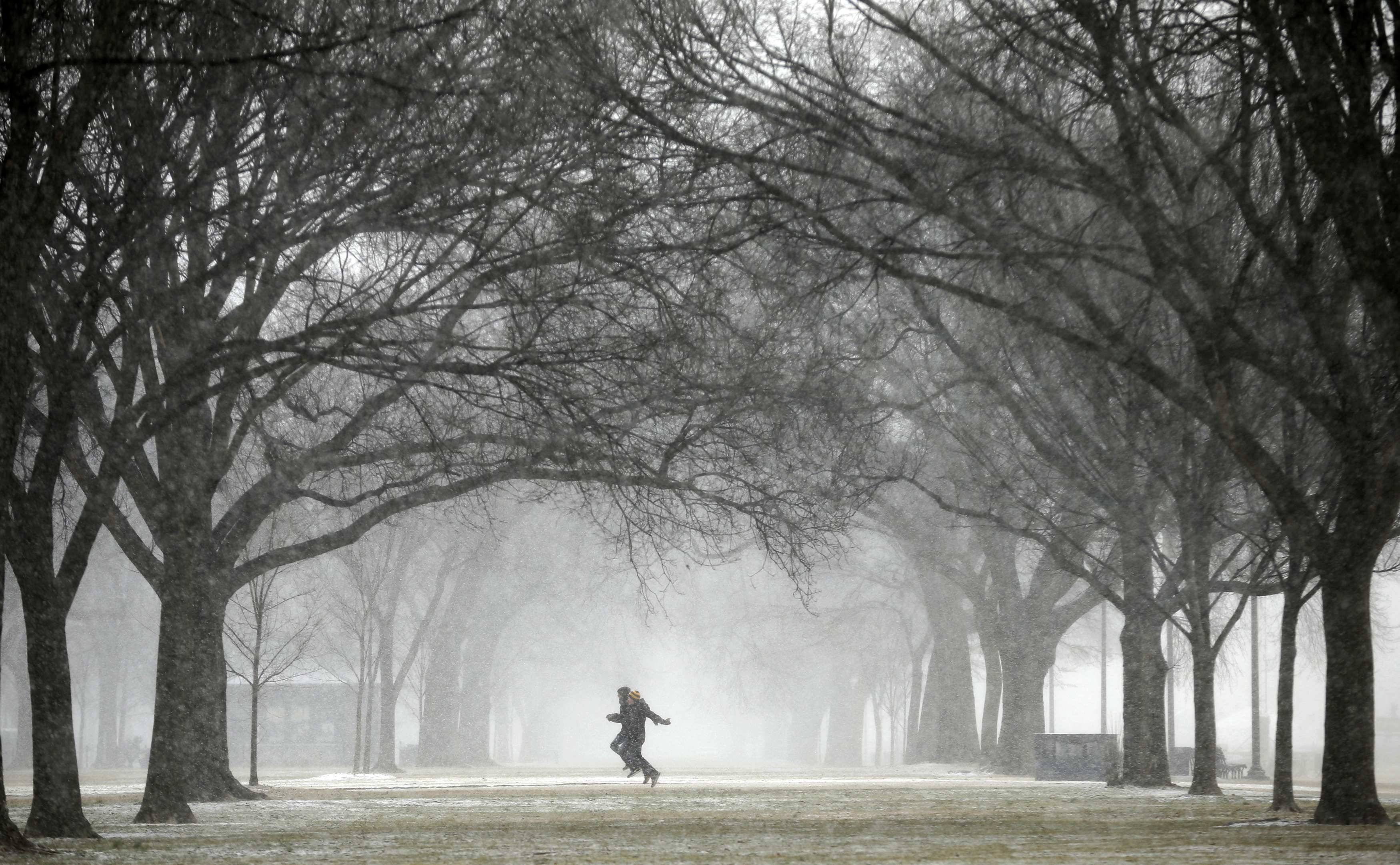 Tormenta de nieve amenaza Washington y provoca cierre de oficinas