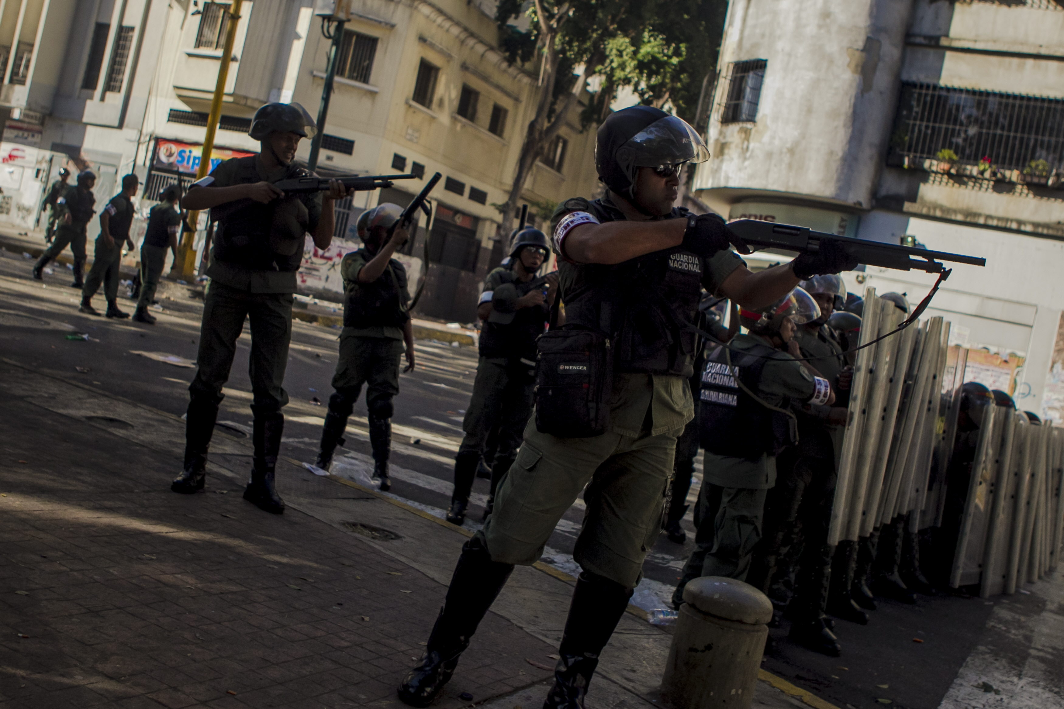 Enjuiciarán a tres militares venezolanos por homicidio en protestas contra Maduro