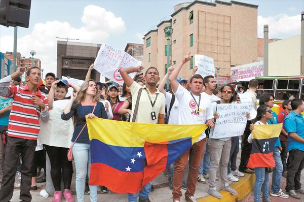 Con o sin permiso, estudiantes siguen en las calles